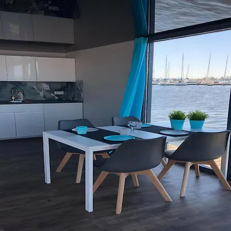 Luxury Water Houses, Close To The Sea , Cleaning Included 船上ホテル *